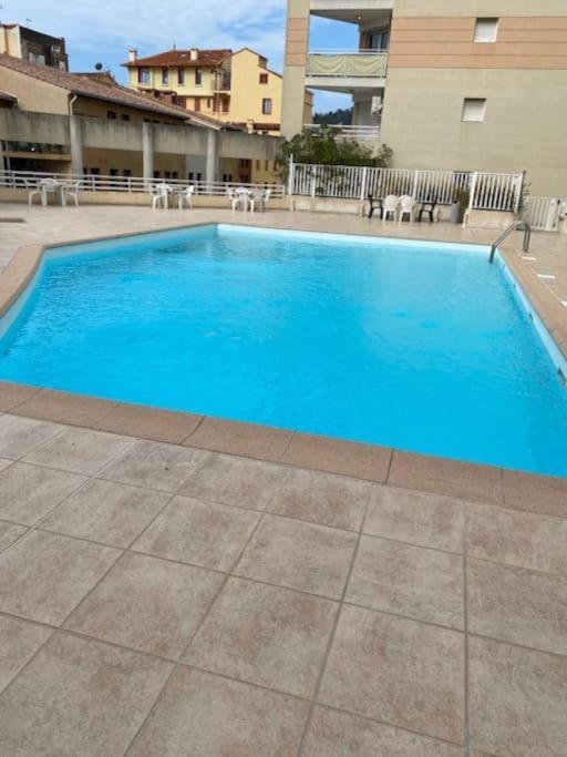 F2 Climatise A Golfe -Juan En Front De Mer Et Piscine Vallauris Esterno foto